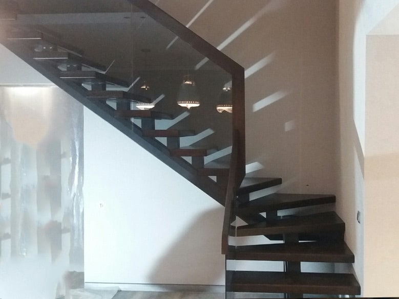 лестница со стеклом