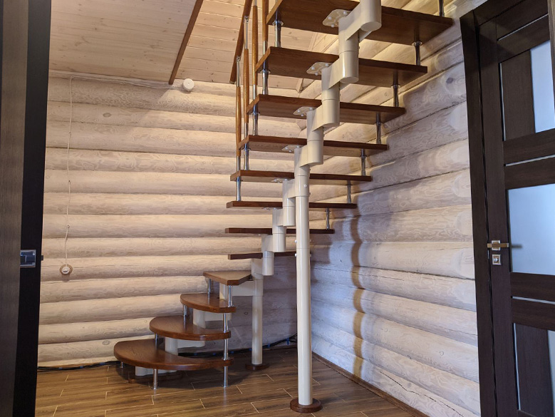 модульная лестница в доме из бруса