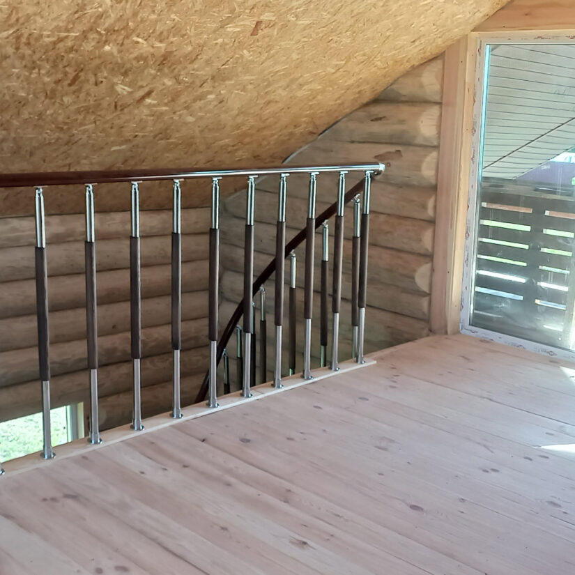 Модульная лестница в дом из круглого бруса