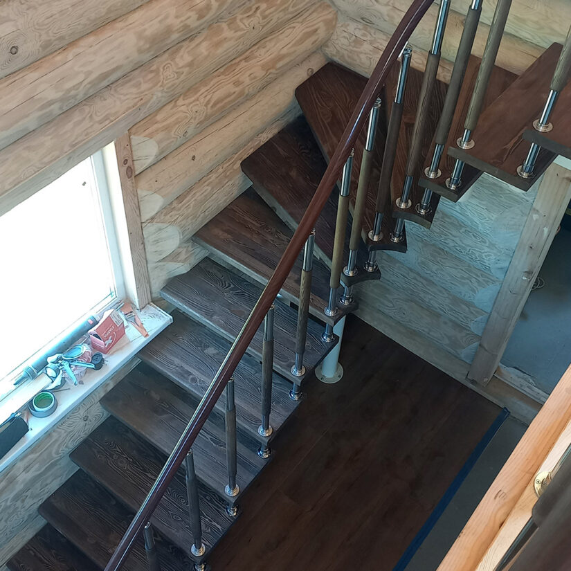 Модульная лестница в дом из круглого бруса